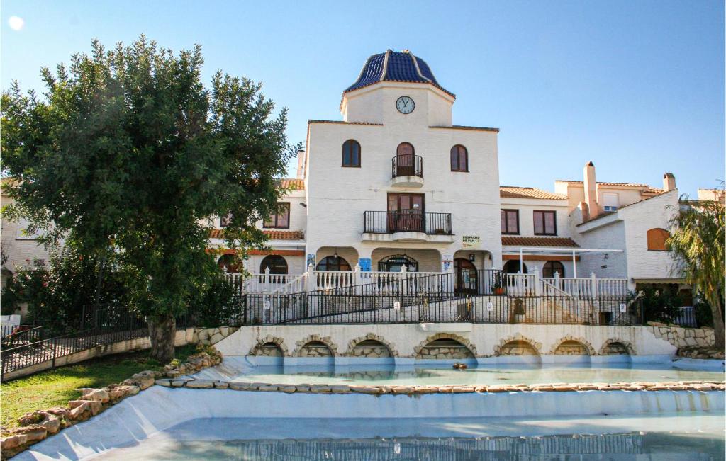 Bazén v ubytování Nice Home In Santa Pola With Wifi nebo v jeho okolí