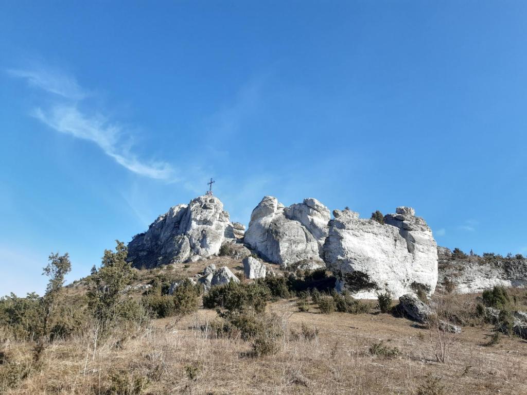a cross on the top of a mountain at Kameralne Studio w centrum Częstochowy in Częstochowa