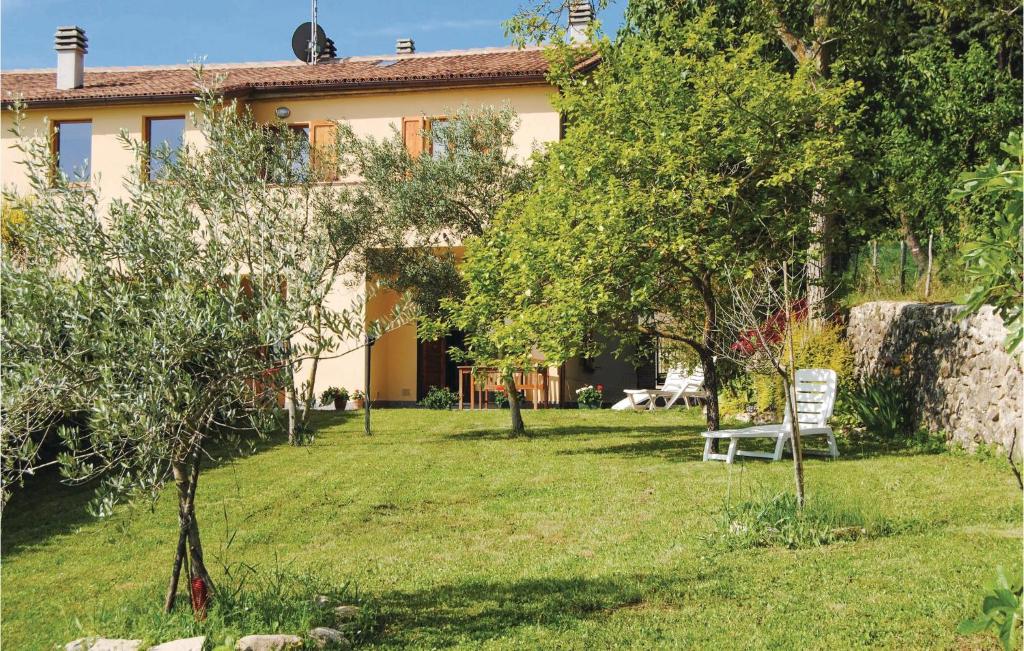 una casa con un jardín delante de ella en Casa La Montesca en Città di Castello