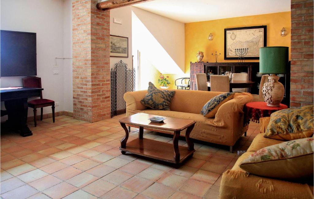 a living room with a couch and a table at Amazing Home In Chiaramonte Gulfi in Chiaramonte Gulfi
