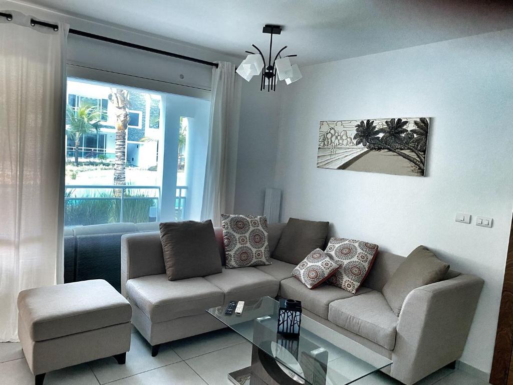 uma sala de estar com um sofá e uma mesa em Mareluna RD em La Laguna