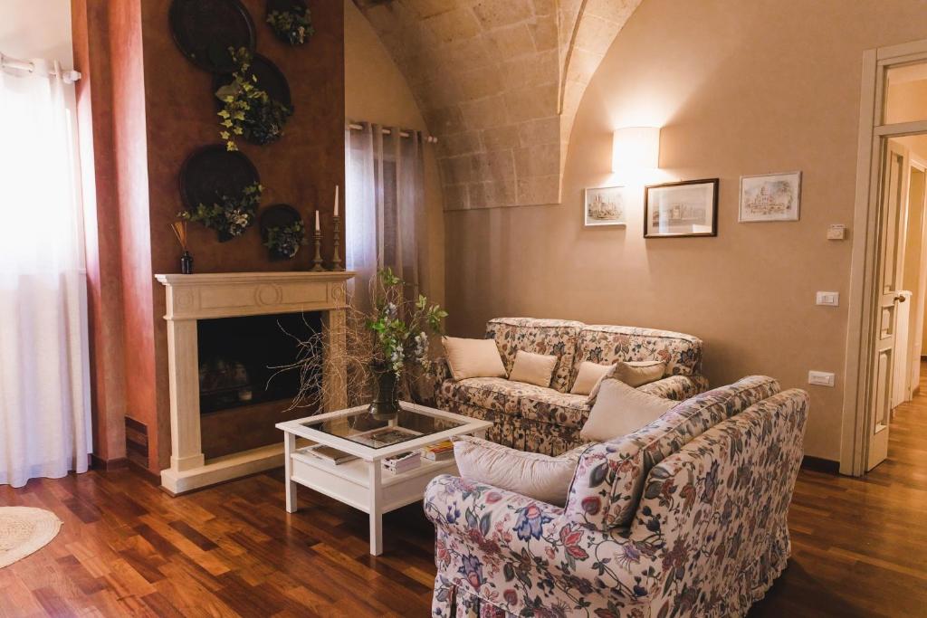 salon z dwiema kanapami i kominkiem w obiekcie Masseria Carnevale w mieście Grottaglie