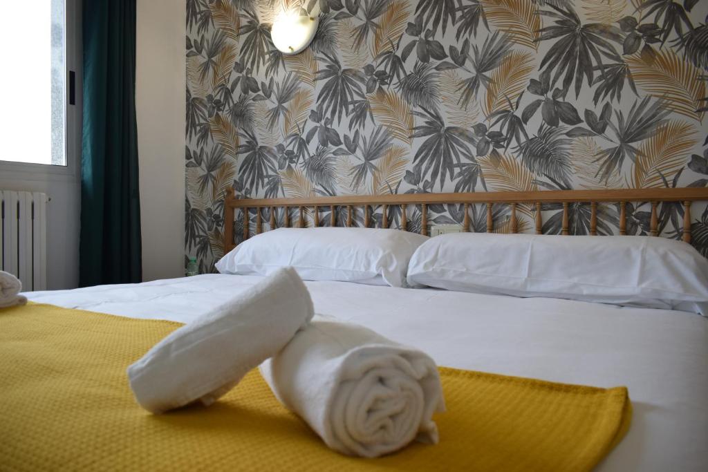 Una toalla blanca sobre una cama en un dormitorio en Hotel VIDA Xunca Blanca, en Sanxenxo