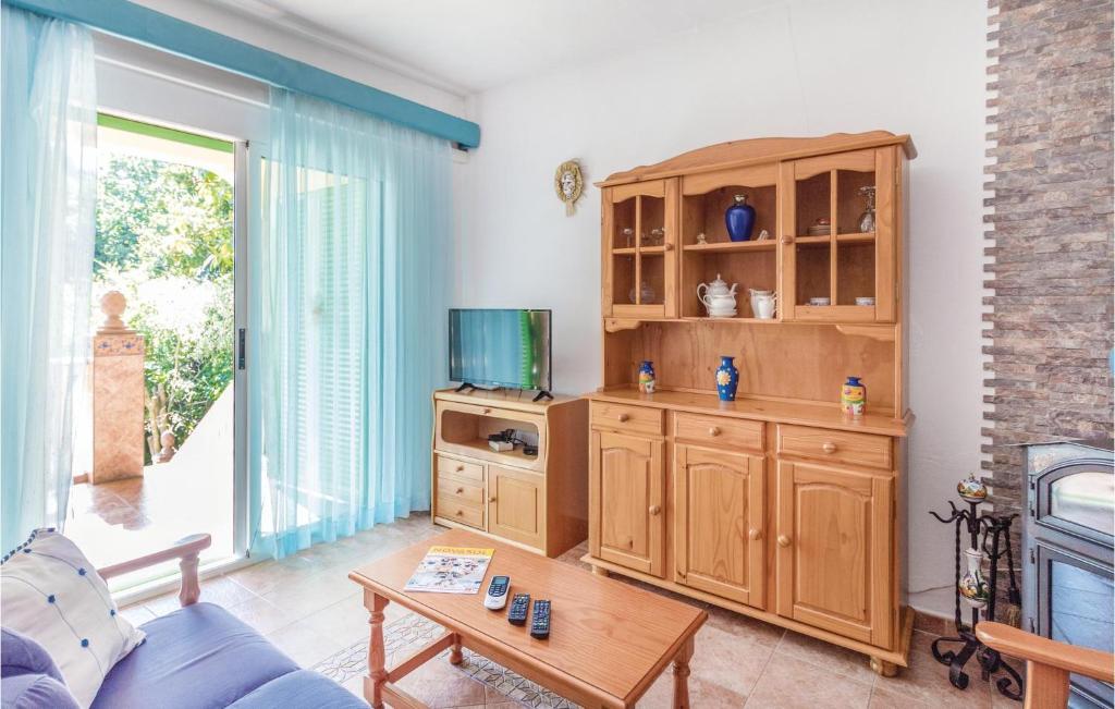 TV a/nebo společenská místnost v ubytování Cozy Home In Nerja With Wifi