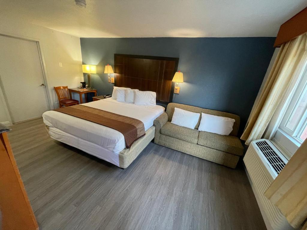 Postel nebo postele na pokoji v ubytování Pacific Inn