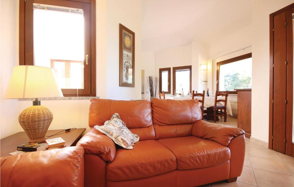 salon z brązową skórzaną kanapą w obiekcie Cozy Home In Costa Rei -Ca- With Wifi w mieście Monte Nai