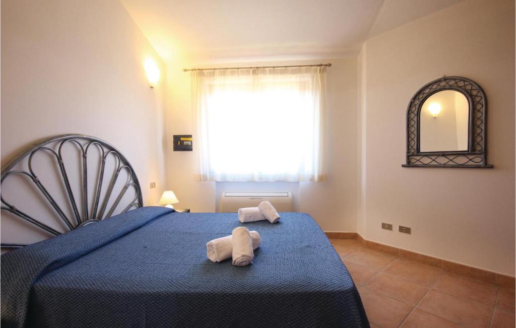 Łóżko lub łóżka w pokoju w obiekcie Cozy Home In Costa Rei -Ca- With Wifi