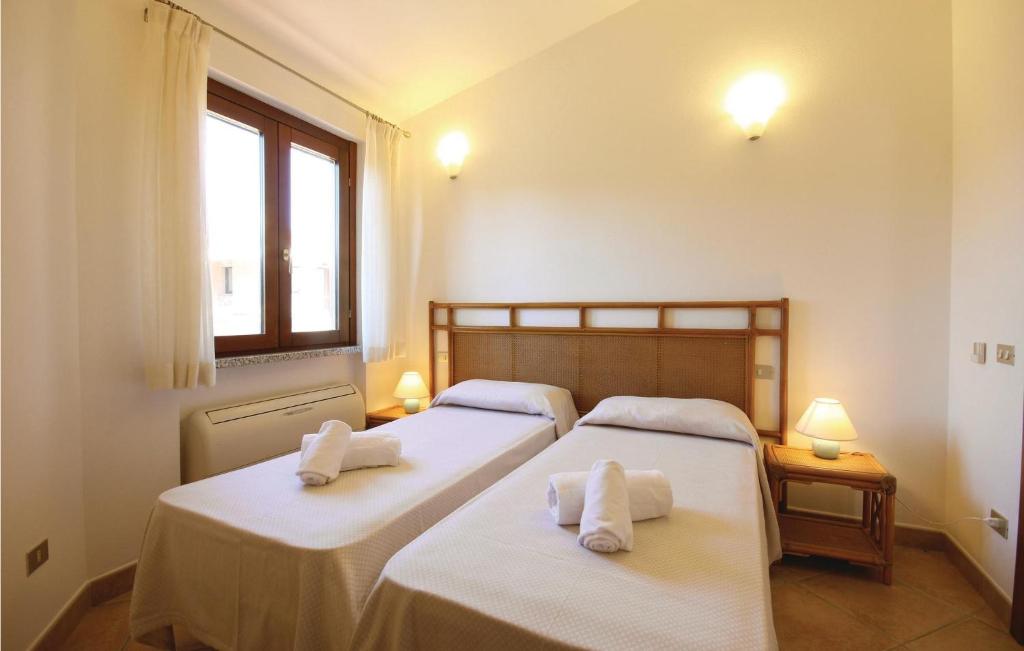 Łóżko lub łóżka w pokoju w obiekcie Cozy Home In Costa Rei -Ca- With Wifi