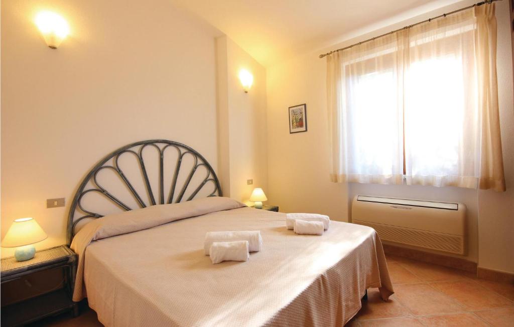 Łóżko lub łóżka w pokoju w obiekcie Cozy Home In Costa Rei -Ca- With Wifi