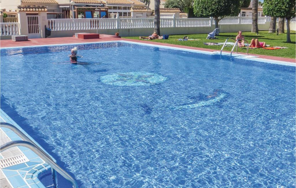 Bazén v ubytovaní 2 Bedroom Lovely Home In Torrevieja alebo v jeho blízkosti