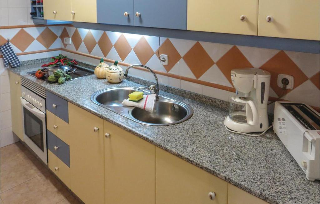Kuchyňa alebo kuchynka v ubytovaní 2 Bedroom Lovely Home In Torrevieja