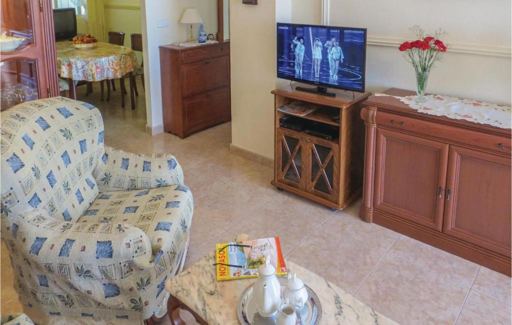 Televízia a/alebo spoločenská miestnosť v ubytovaní 2 Bedroom Lovely Home In Torrevieja