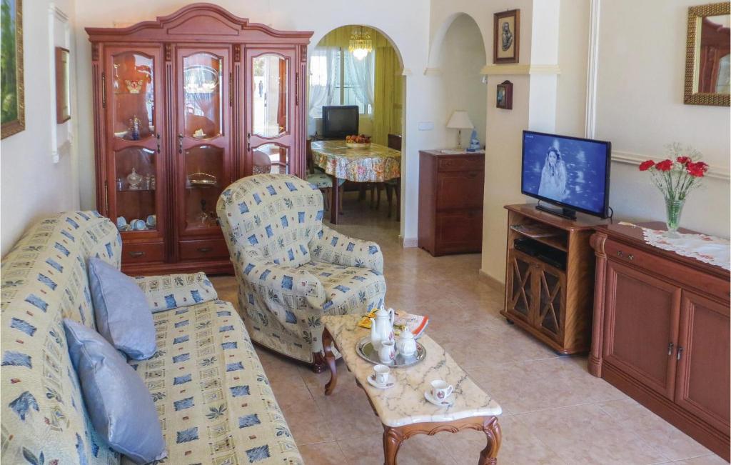Televízia a/alebo spoločenská miestnosť v ubytovaní 2 Bedroom Lovely Home In Torrevieja