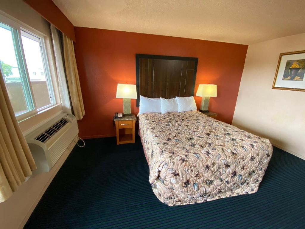 Postel nebo postele na pokoji v ubytování Pacific Inn