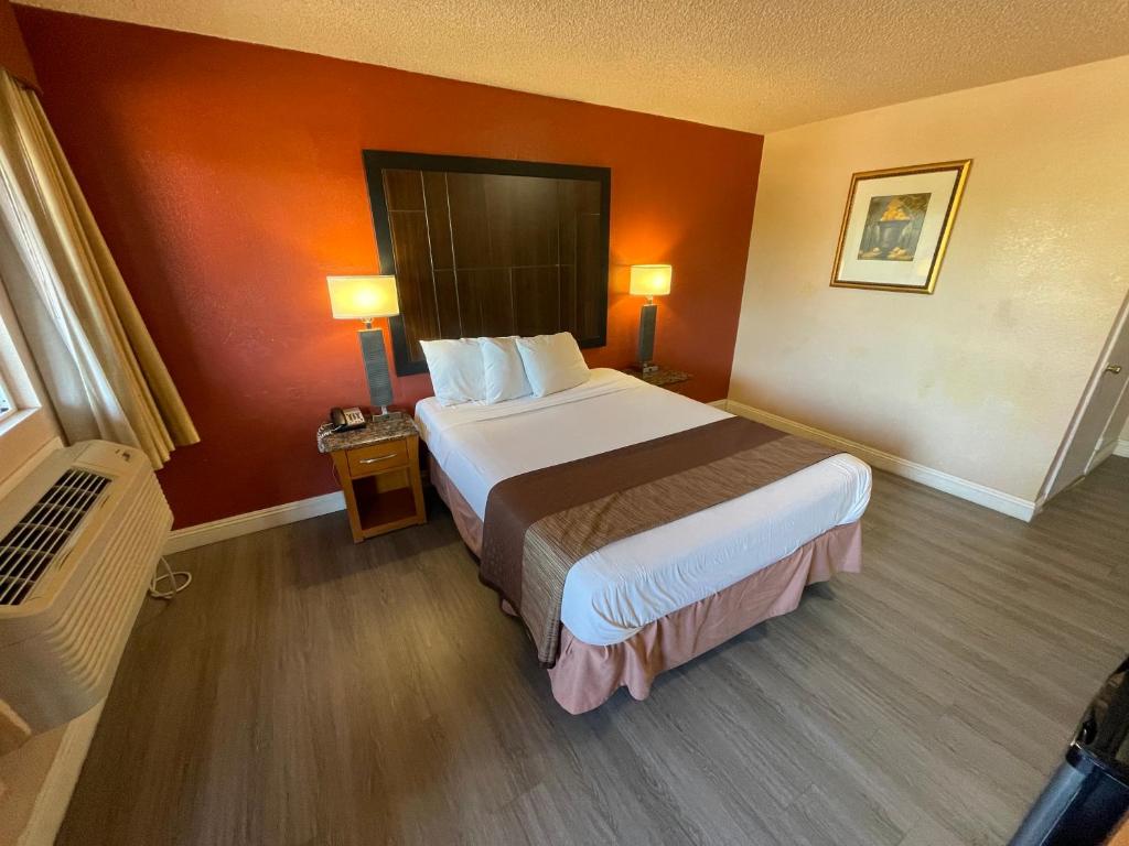 Postel nebo postele na pokoji v ubytování Pacific Inn
