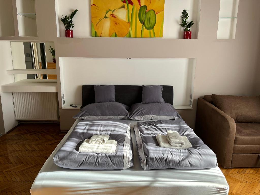 Łóżko lub łóżka w pokoju w obiekcie Széchenyi Apartman (IV Deluxe) Miskolc belvárosában