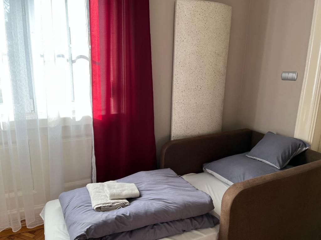 Łóżko lub łóżka w pokoju w obiekcie Széchenyi Apartman (IV Deluxe) Miskolc belvárosában