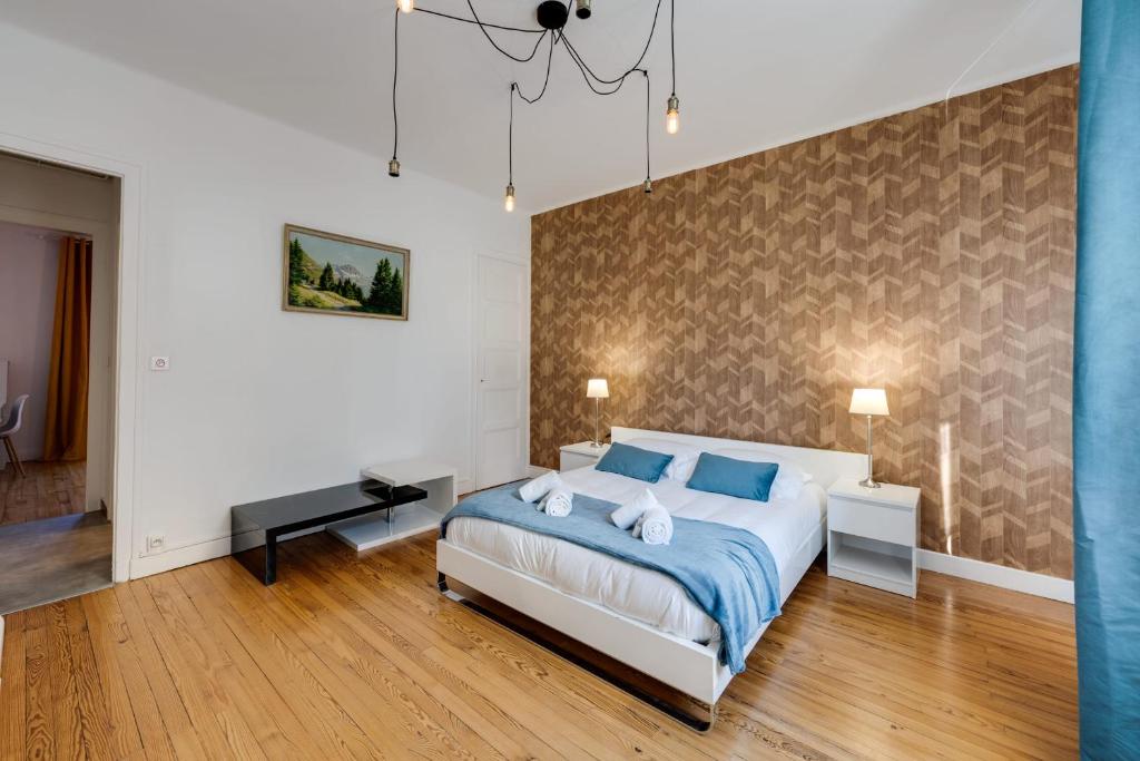 Postel nebo postele na pokoji v ubytování Les Capucins - 3 bedroom apartment near the city