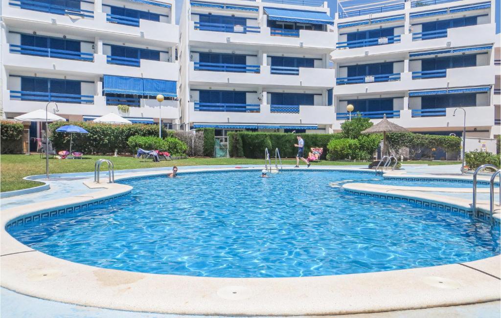 Bazén v ubytovaní Lovely Apartment In Orihuela Costa alebo v jeho blízkosti