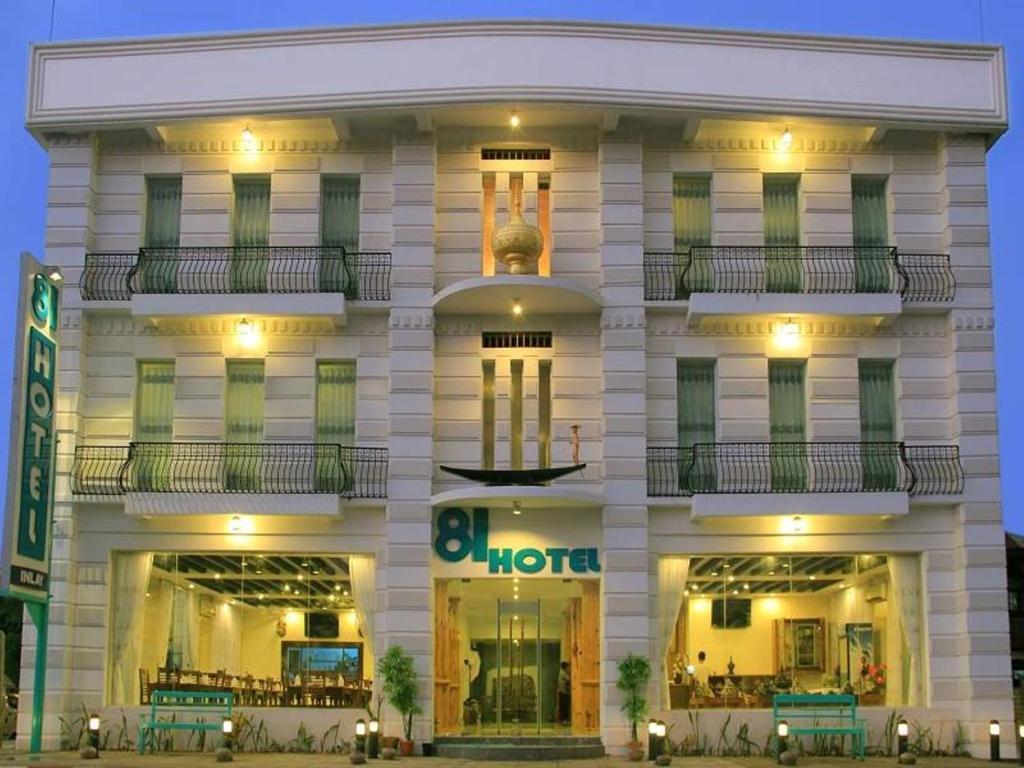 un edificio de hotel con un cartel delante en 81 Hotel Inlay, en Nyaung Shwe