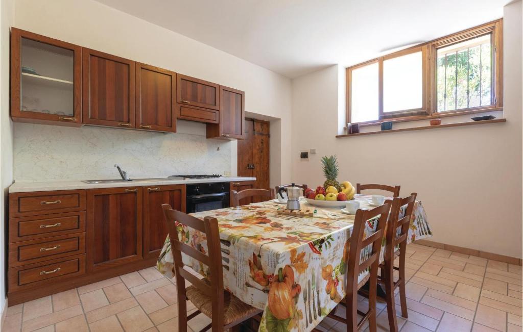 Kuchyňa alebo kuchynka v ubytovaní Cozy Apartment In Giano Dellumbria Pg