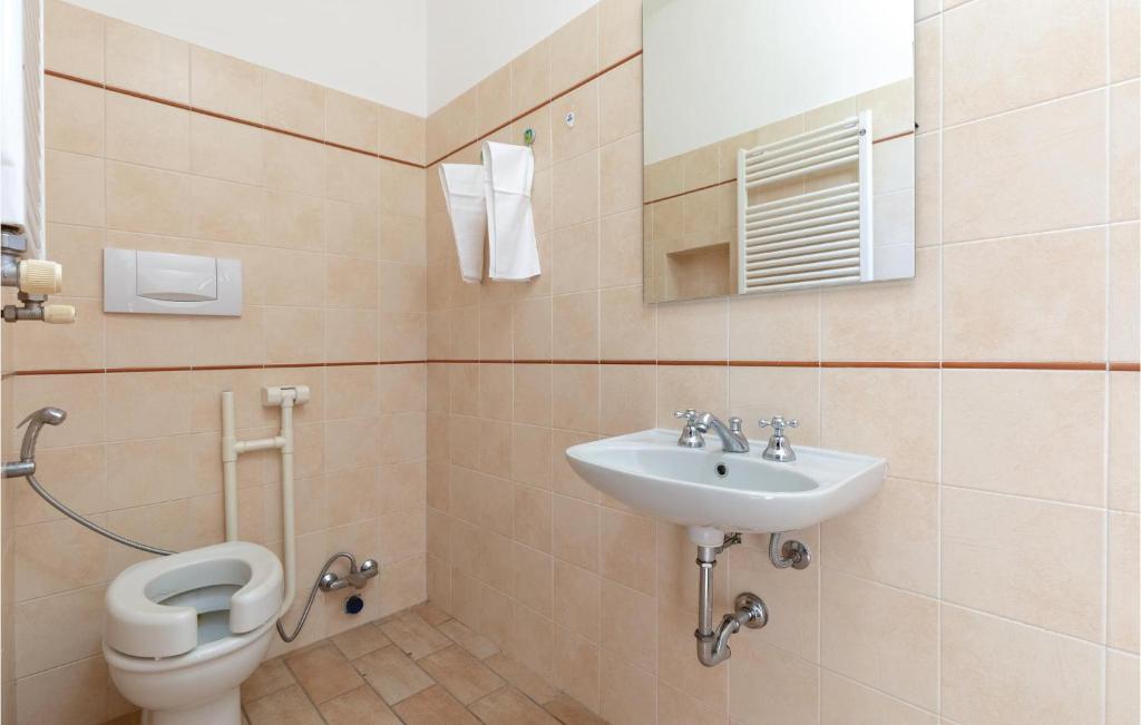 Kúpeľňa v ubytovaní Cozy Apartment In Giano Dellumbria Pg