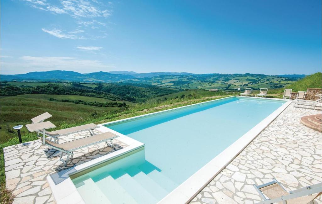 una piscina con vista sulle montagne di Casa Blu a Mazzolla
