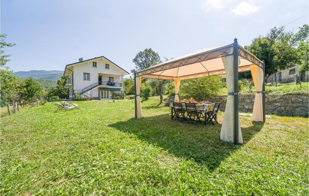 a table under a tent in a field at Nice Home In San Pietro Vara -Sp- in San Pietro Vara