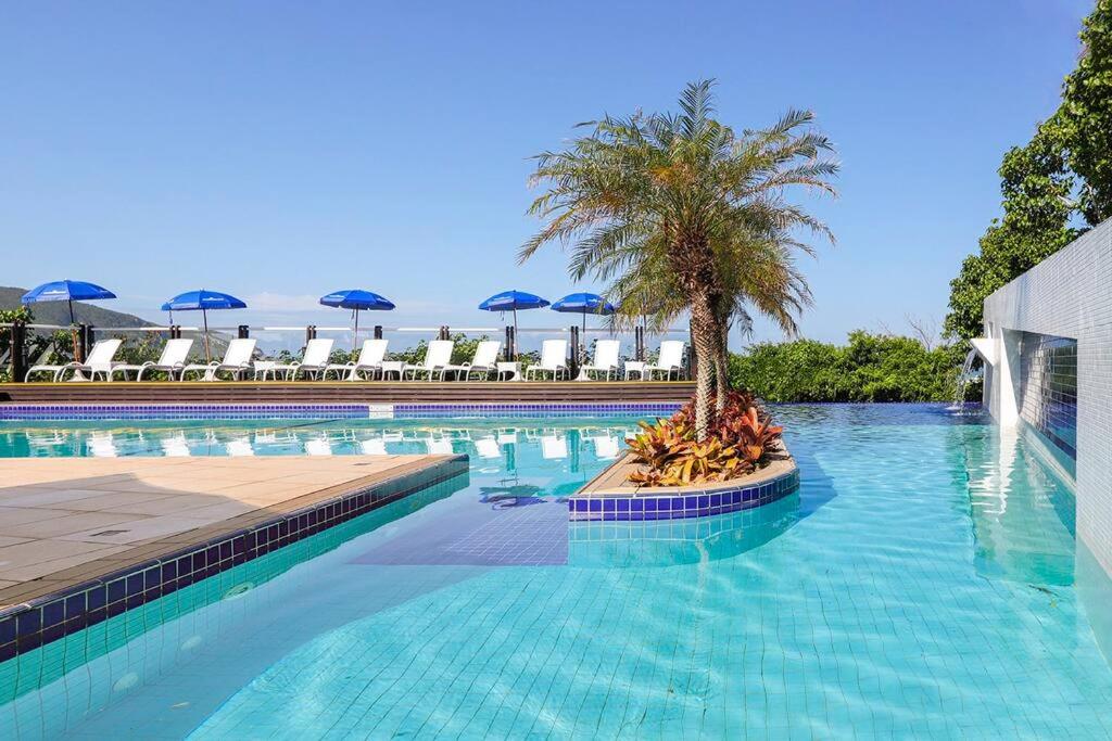 佛羅安那波里的住宿－Apartamento Costão das Gaivotas，中间有一个棕榈树游泳池