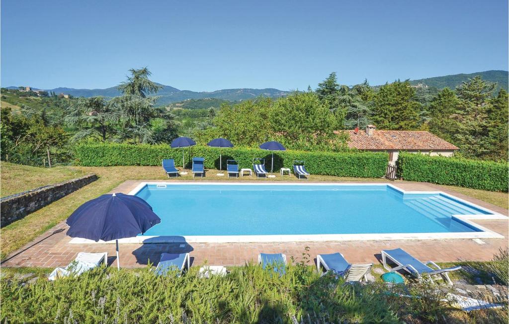 een zwembad met stoelen en parasols in een tuin bij Cadi Carla in Casella