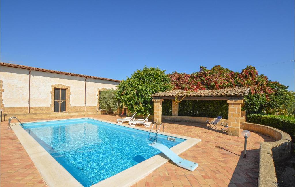 una piscina con gazebo accanto a una casa di Case Scuderi a Castelvetrano Selinunte