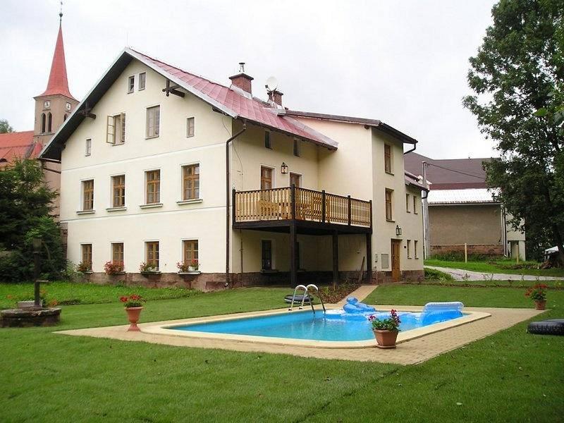 een groot huis met een zwembad ervoor bij Droom b&b Čermná in Čermná