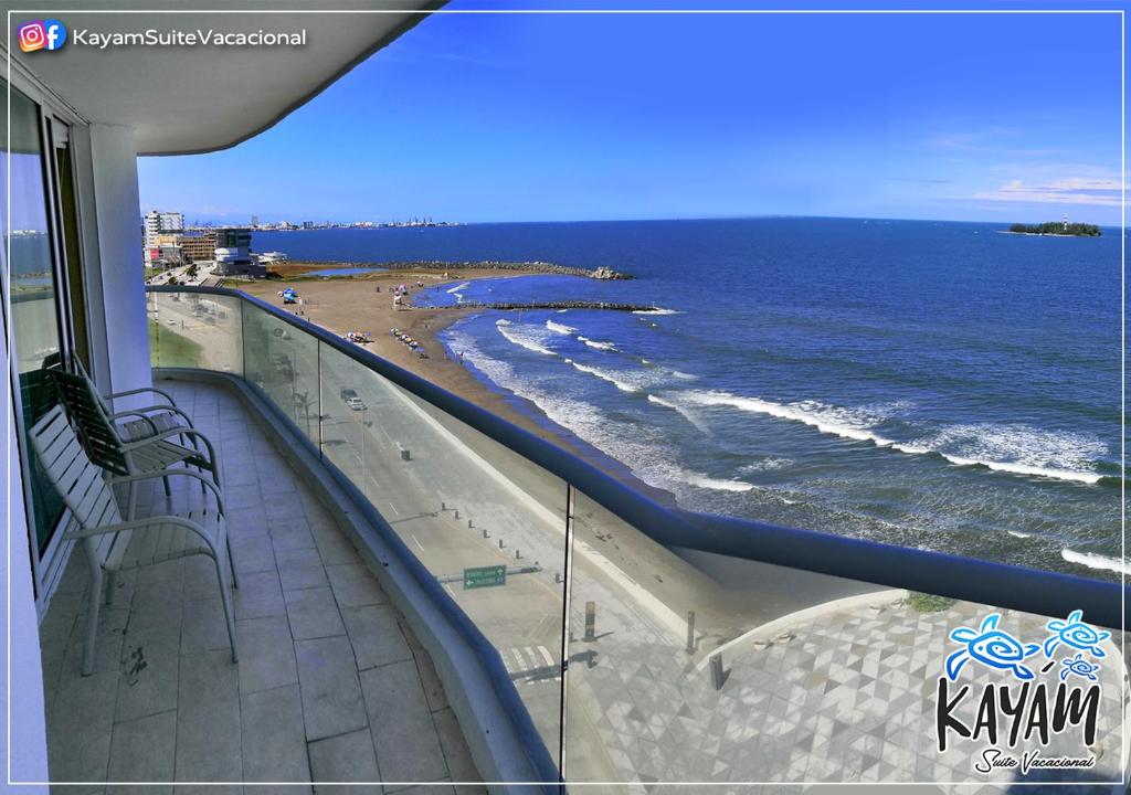 Elle comprend un balcon offrant une vue sur la plage et l'océan. dans l'établissement KAYÁM Suite Vacacional, à Veracruz