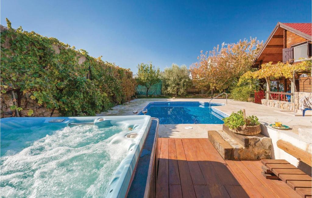 Bazén v ubytování Wooden Dreamhouse Arriate nebo v jeho okolí