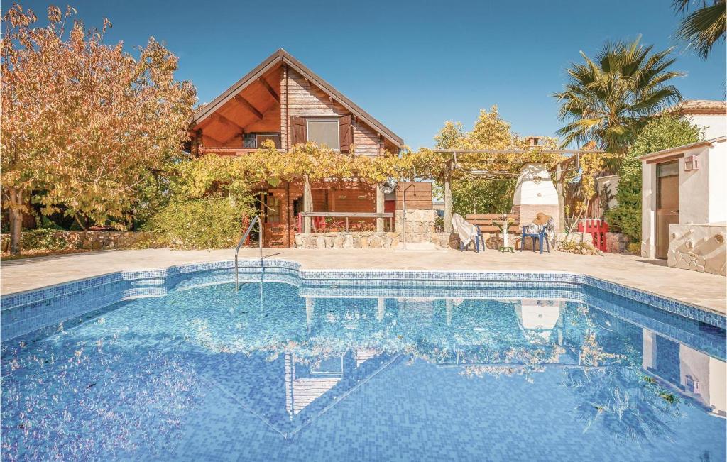 ein Pool vor einem Haus in der Unterkunft Wooden Dreamhouse Arriate in Arriate