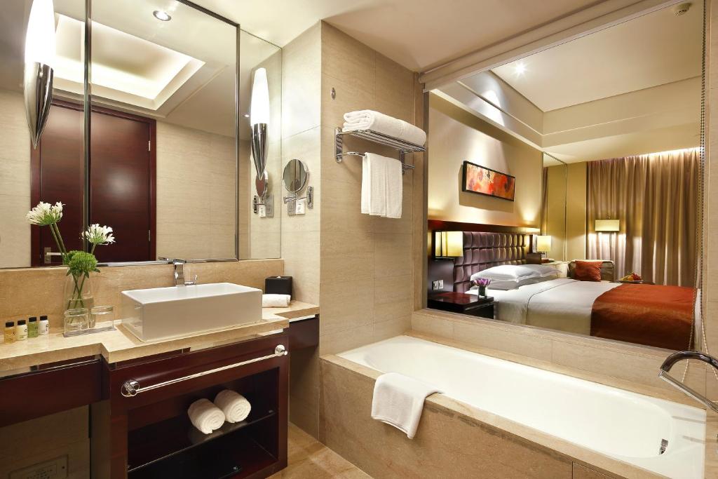 Postel nebo postele na pokoji v ubytování The QUBE Hotel Shanghai -Close to Pudong International Airport and Disney Land