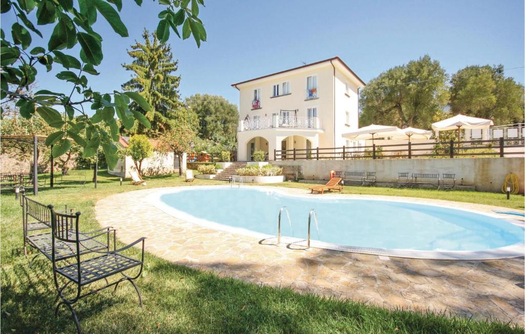 una piscina en el patio de una casa en Villa Don Agostino, en Vallo della Lucania