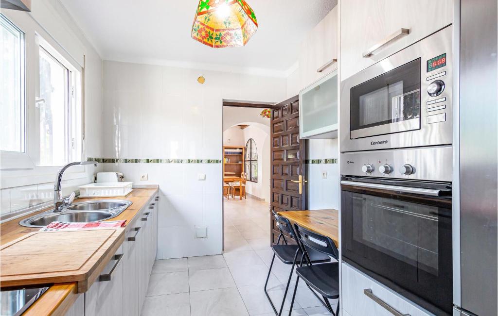 Kuchyňa alebo kuchynka v ubytovaní 3 Bedroom Nice Home In Vélez Málaga