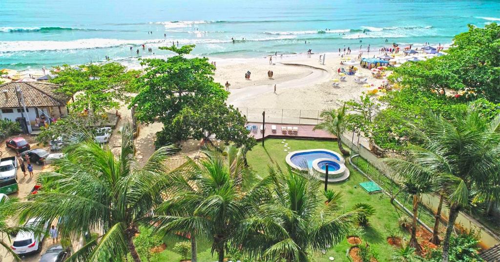 een luchtzicht op een strand met mensen en de oceaan bij Casa Vip Ubatuba - Vista para o Mar - Praia das Toninhas in Ubatuba