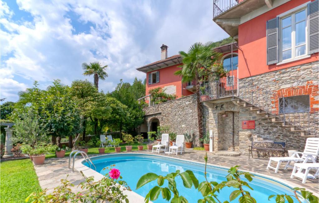widok na dom z basenem w obiekcie Cozy Apartment In Carcegna Di Miasino No w mieście Pettenasco