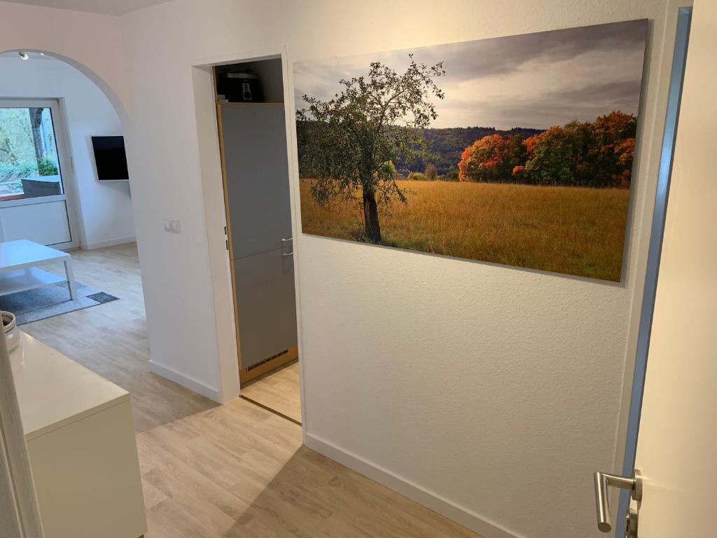 une peinture d'un arbre sur un mur dans une pièce dans l'établissement Dokazien, à Waldems