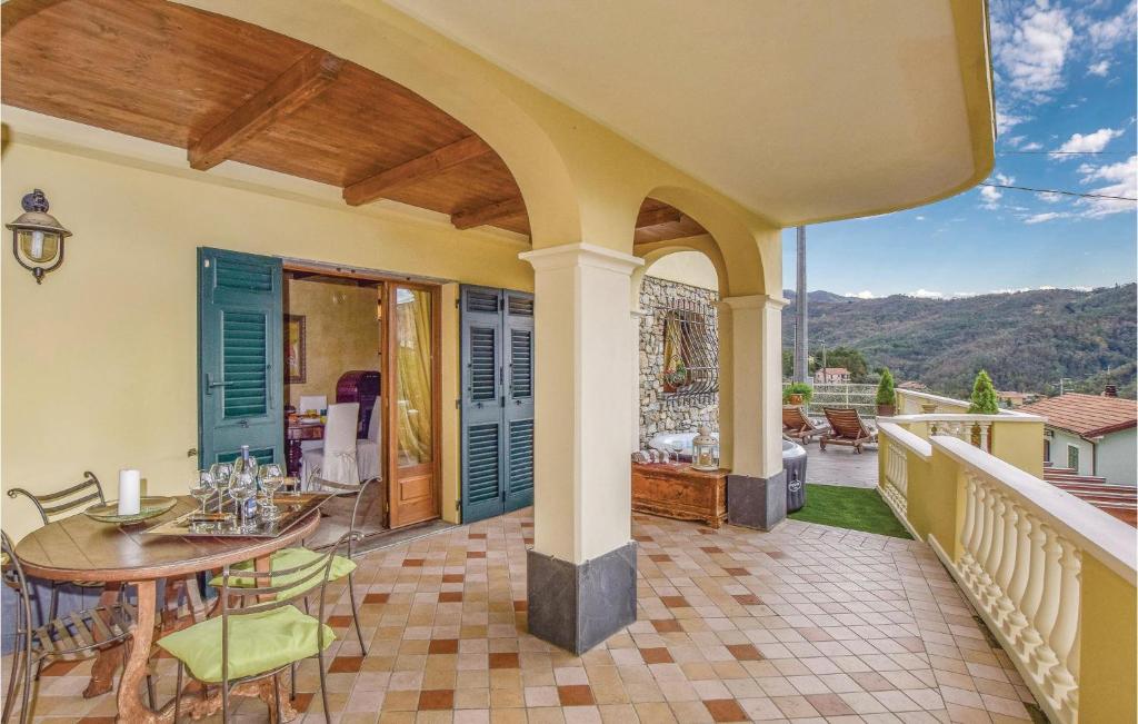 a patio with a table and chairs on a balcony at La Perla in Castiglione Chiavarese