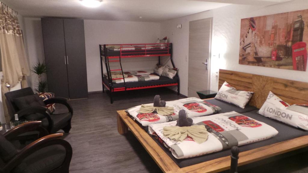 Postel nebo postele na pokoji v ubytování Gästehaus Metropolitan