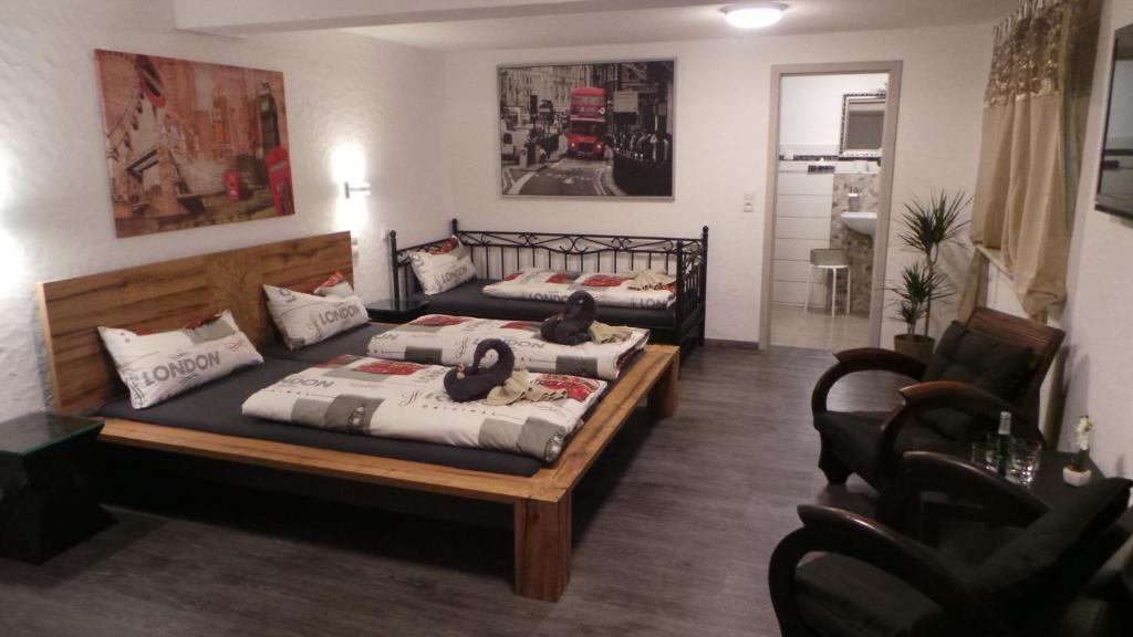 Postel nebo postele na pokoji v ubytování Gästehaus Metropolitan