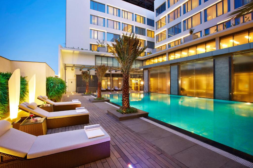 Bazén v ubytování Vivanta Chennai IT Expressway OMR nebo v jeho okolí