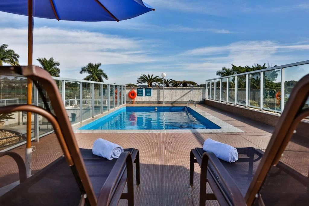 a balcony with a swimming pool on a building at Flat com Varanda-Pampulha in Belo Horizonte