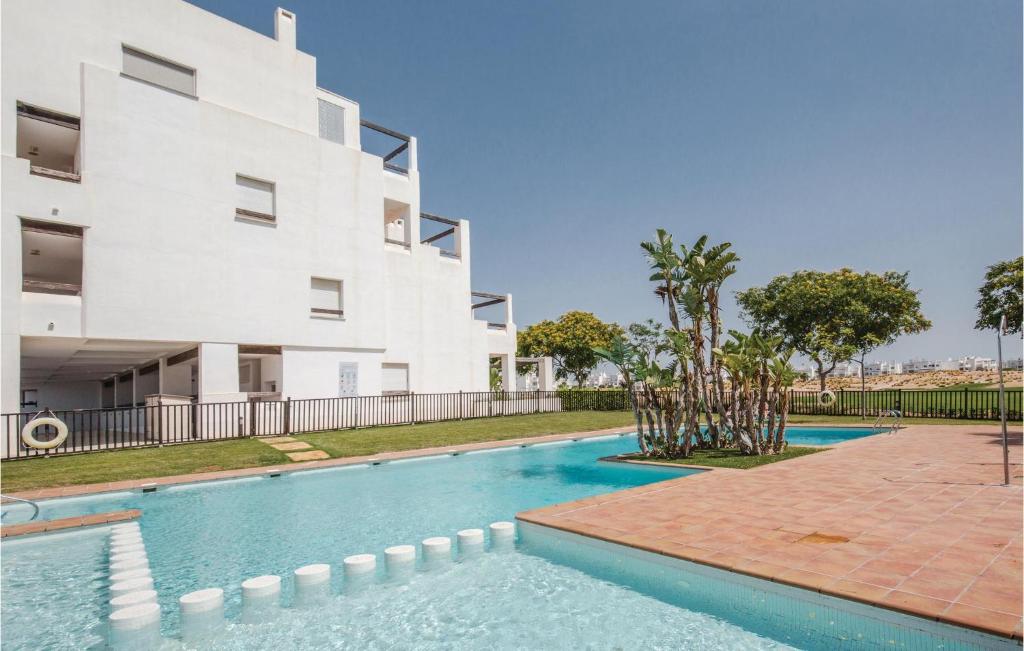 - une piscine en face d'un bâtiment blanc dans l'établissement Beautiful Apartment In Roldn With Outdoor Swimming Pool, à Roldán