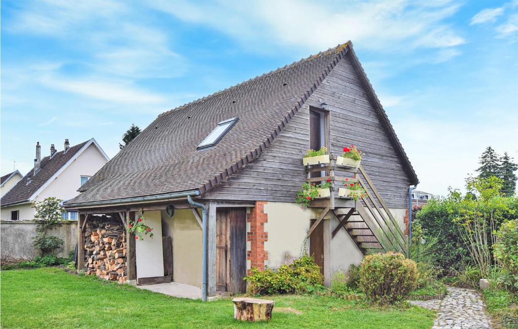 una casa con techo de gambrel con cajas de flores. en Awesome Apartment In Le Mesnil-esnard With Wifi en Le Mesnil-Esnard