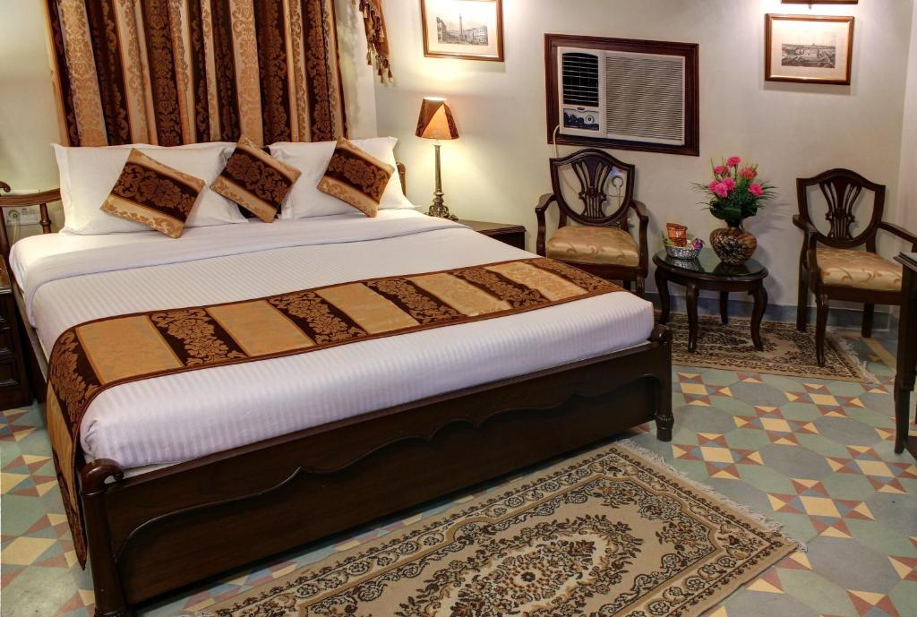 Postel nebo postele na pokoji v ubytování Palace On Ganges - Heritage Hotel