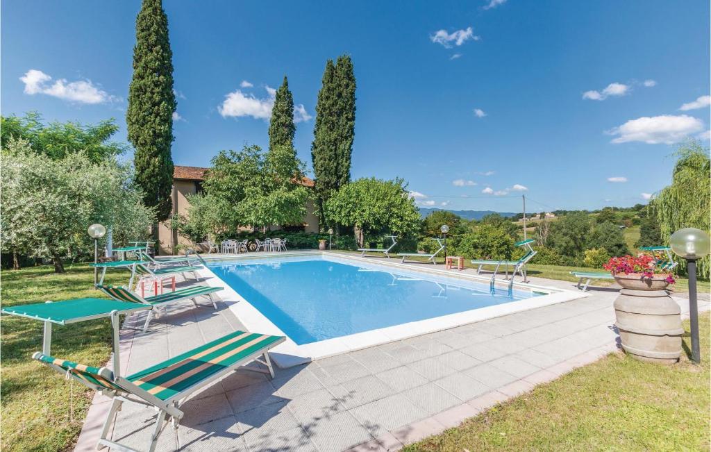 - une piscine avec 2 chaises et une table dans l'établissement Lovely Home In Terranuova B,ni Ar With Wifi, à Castelfranco di Sopra